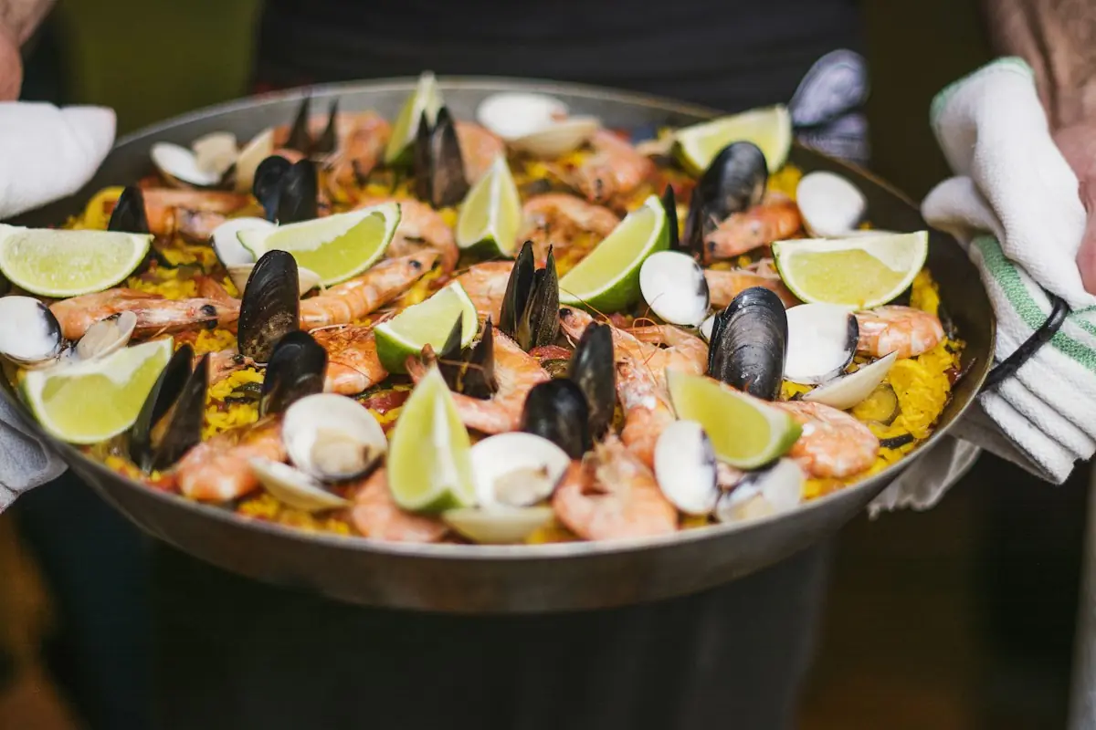 Cazuela de arroz con marisco y lima